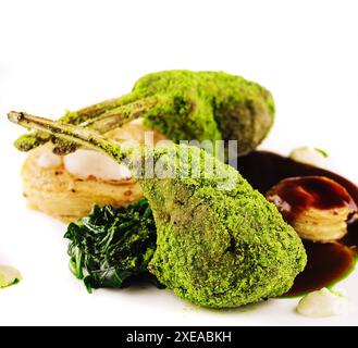 Gegrillter Lammrücken mit Minze und Pistazien auf Platte Stockfoto