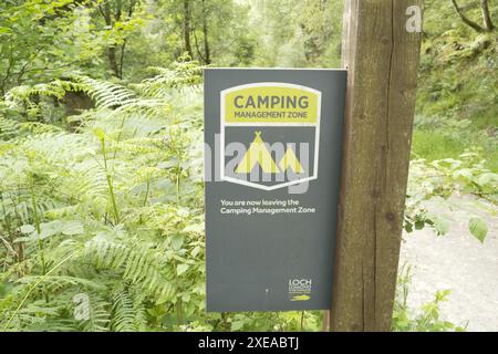 Schild am Ende der Camping Management Zone in der Nähe von Loch Lomond in Schottland. Ein Wildcamping erfordert eine Genehmigung in der Gegend. Stockfoto