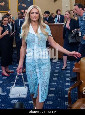 Washington, Vereinigte Staaten. Juni 2024. Paris Hilton, Living-Experience Advocate und CEO, 11:11 Media, kommt zu einem House Committee on Ways and Means Hearing Childrenâ Child Welfare and Protecting Americas âStrengthening im Longworth House Office Building in Washington, DC, Mittwoch, 26. Juni 2024. Quelle: Rod Lamkey/CNP/dpa/Alamy Live News Stockfoto