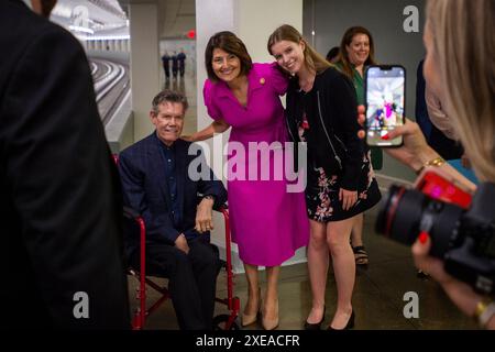 Washington, Vereinigte Staaten. Juni 2024. Randy Travis, linker Tonzeichner, wird von der US-Repräsentantin Cathy McMorris Rodgers (Republikanerin von Washington), Center, begrüßt, als er für ein House Committee on the Judiciary | SubCommittee on Courts, Intellectual Property und die Internet-Anhörung „Radio Music and Copyrights: 100 Years of Inquity for Recording Artists im Rayburn House Office Building in Washington, DC, Mittwoch, 26. Juni 2024. Quelle: Rod Lamkey/CNP/dpa/Alamy Live News Stockfoto