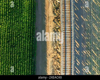 Eisenbahnbock, der durch Ackerland führt, aus der Vogelperspektive Stockfoto