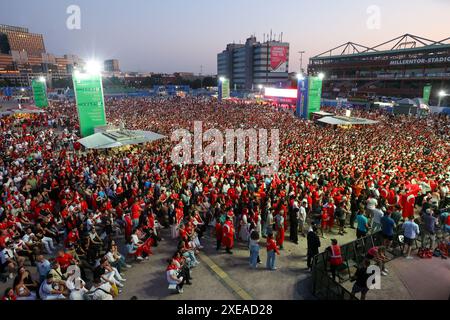 Hamburg, Deutschland. Juni 2024. Fußball: Europameisterschaft, Tschechien - Türkei, Vorrunde, Gruppe F, Spieltag 3, Volksparkstadion Hamburg: Fans sehen das Spiel in der Öffentlichkeit in Hamburg. Quelle: Bodo Marks/dpa/Alamy Live News Stockfoto