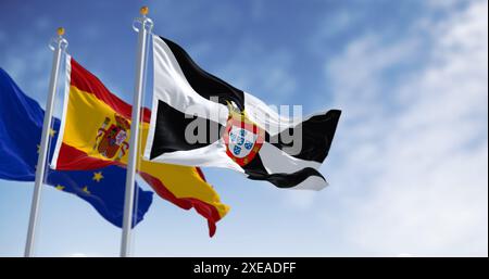 Ceuta und spanische Nationalflaggen winken an einem klaren Tag Stockfoto