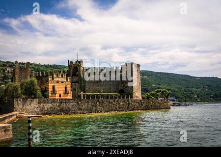 Panoramablick auf das Schloss Scaliger in der Nähe von Torri del Benaco in Italien. Stockfoto