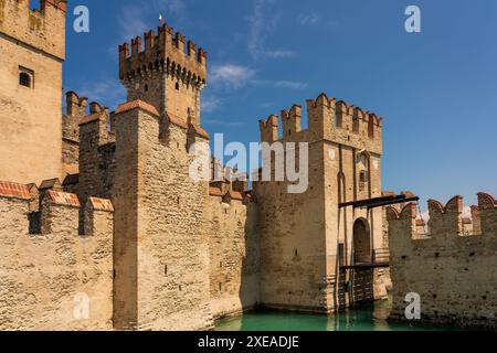 Panoramablick auf das Schloss Scaliger in der Nähe von Sirmione in Italien. Stockfoto