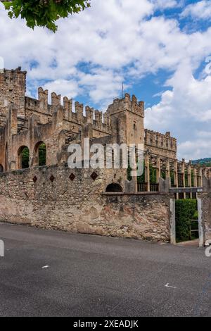 Blick auf das Schloss Scaliger in der Nähe von Torri del Benaco in Italien. Stockfoto