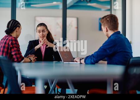 Ein Team erfolgreicher Programmierer sitzt in einem Startup-Büro, um neue Geschäftsprojekte zu planen und bestehende Herausforderungen zu lösen Stockfoto