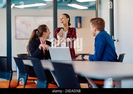 Ein Team erfolgreicher Programmierer sitzt in einem Startup-Büro, um neue Geschäftsprojekte zu planen und bestehende Herausforderungen zu lösen Stockfoto