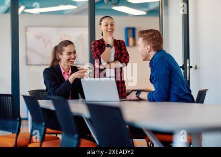 Ein Team erfolgreicher Programmierer sitzt in einem Startup-Büro, um neue Geschäftsprojekte zu planen und bestehende Herausforderungen zu lösen Stockfoto