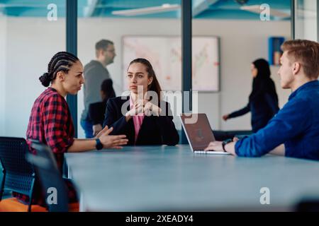 Ein Team erfolgreicher Programmierer sitzt in einem Startup-Büro, um neue Geschäftsprojekte zu planen und bestehende Herausforderungen zu lösen Stockfoto