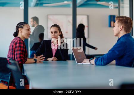 Ein Team erfolgreicher Programmierer sitzt in einem Startup-Büro, um neue Geschäftsprojekte zu planen und bestehende Herausforderungen zu lösen Stockfoto