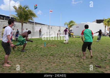 Bridge Town, Barbedos, Westindien. Juni 2024. ICC MÄNNER CRICKET T20 WORLD CUP 2024.im Kensington Oval Cricket Stadium, Bridgetown, Barbados. Am 13. Mai 2010 fand das Halbfinalspiel der ICC World Twenty 20 im Kensington Oval auf Barbados statt. In diesem Spiel stand England gegen Sri Lanka auf, wobei England mit 7 Wickets siegte und sich seinen Platz im Finale des Turniers sicherte. Auf dem Bild : die lokalen Fans/Zuschauer spielen gleichzeitig Cricket am Boden. Ein eigentümliches Ereignis, das nirgendwo auf der Welt passieren kann. Das ist die Spezialität von Kensington O Stockfoto