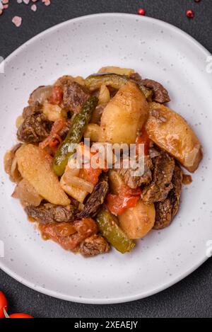 Köstlicher Eintopf mit Kartoffeln, Tomaten, Rindfleisch, Zwiebeln und Karotten Stockfoto