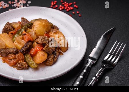 Köstlicher Eintopf mit Kartoffeln, Tomaten, Rindfleisch, Zwiebeln und Karotten Stockfoto