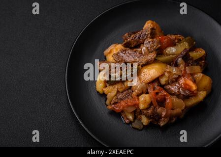 Köstlicher Eintopf mit Kartoffeln, Tomaten, Rindfleisch, Zwiebeln und Karotten Stockfoto