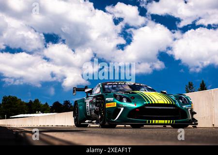 Stavelot, Belgique. Juni 2024. 21 CLARK Charles (gbr), DEJONGHE Sam (bel), LISMONT Matisse (bel), MAASSEN Xavier (nld), Aston Martin Vantage AMR GT3 EVO, Ambience während des CrowdStrike 24 Hours of Spa 2024, 2. Rennen des GT World Challenge Europe Endurance Cup 2024, 26. Bis 30. Juni 2024 auf dem Circuit de Spa-Francorchamps, in Stavelot, Belgien - Foto Damien Saulnier/DPPI Credit: DPPI Media/Alamy Live News Stockfoto