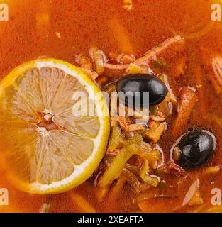 Soljanka-Mischung-Suppe mit Würstchen, Oliven und Zitronen Stockfoto