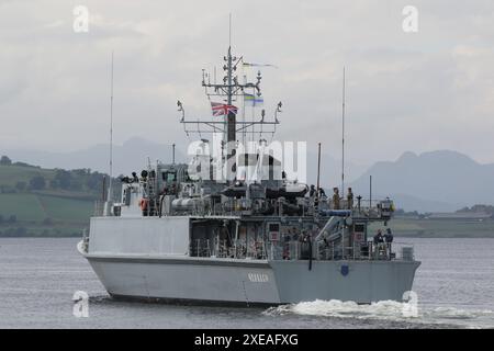 UNS Cherkasy (M311), ein Minenuntergang der Sandown-Klasse, der von der ukrainischen Marine betrieben wird und an Greenock auf dem Firth of Clyde vorbeifährt. Das Schiff nimmt an der Übung Sea Breeze 24-1 Teil, einer multinationalen militärischen Übung, die in Schottland stattfindet. Dieses Schiff diente bei der britischen Royal Navy als HMS Shoreham (M112), bis es 2022 außer Dienst gestellt und 2023 zur ukrainischen Marine überstellt wurde. Stockfoto