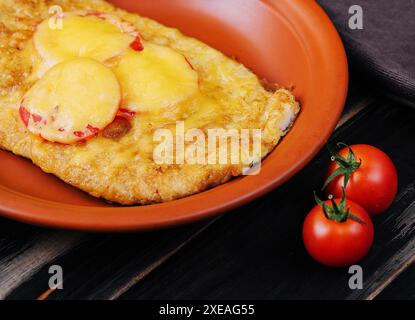 Im Ofen gebackenes Hähnchenfilet mit Käse und Tomaten Stockfoto