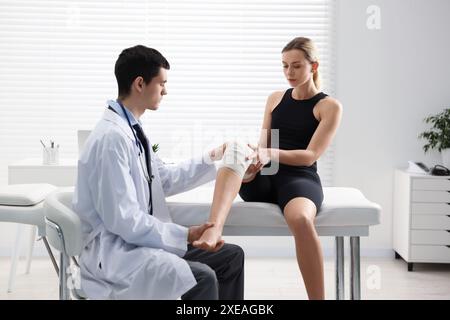 Sportverletzung. Arzt untersucht das Knie des Patienten im Krankenhaus Stockfoto