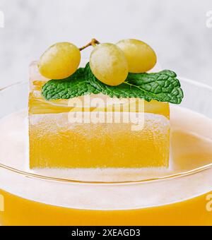 Sommercocktail - Pornostar Martini auf weiß Stockfoto