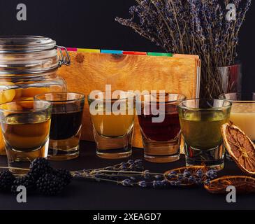Bunte, transparente Cocktails, eine Reihe von Shots in einer Reihe Stockfoto
