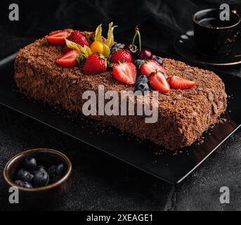 Schokoladen-Napoleon-Kuchen mit Beeren auf Steinteller Stockfoto