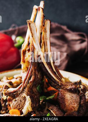 Geröstete Lammkoteletts mit Gemüse Stockfoto