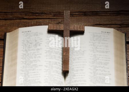 Bibel und Kreuz auf Holztisch, über dem Blick. Religion des Christentums Stockfoto