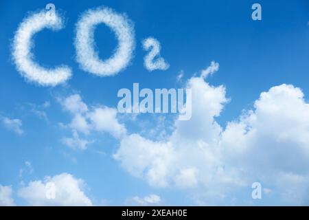 Blauer Himmel mit chemischer CO2-Formel und Wolken. Kohlendioxidemissionen Stockfoto