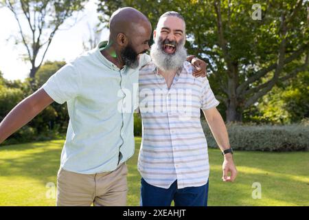 Lachen und umarmen, zwei Seniorenfreunde genießen die Zeit im Freien Stockfoto