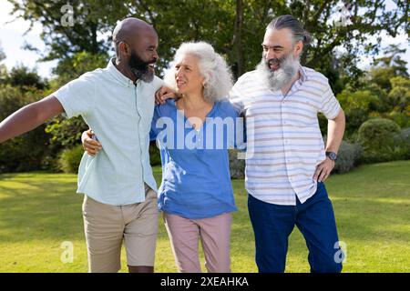 Gruppe von Freunden, die gemeinsam im Park spazieren und die Zeit im Freien genießen Stockfoto