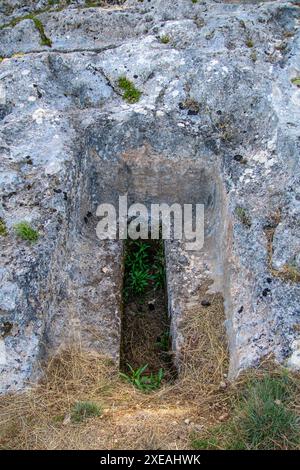 Zakynthos, Griechenland - 20. Juni 2024: Blick auf den mykenischen Friedhof in Kampi auf der Insel Zakynthos in Griechenland Stockfoto