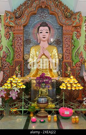 Nahaufnahme des buddhistischen Buddha-Bildes im burmesischen Stil in lehrender Pose mit dem Dharmachakra Mudra, dem buddhistischen Tempel Dhammikarama, Penang Stockfoto