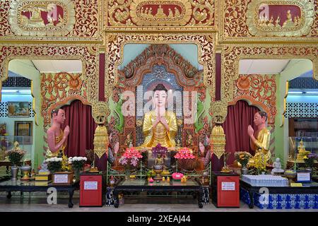 Altar am hinteren Schrein des Dhammikarama-burmesischen buddhistischen Tempels und das wichtigste Buddha-Bild, flankiert von seinen Schülern Penang, Malaysia Stockfoto