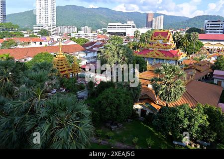 Blick aus der Vogelperspektive auf den buddhistischen Tempel Dhammikarama mit seiner kunstvollen goldenen roten Schrein Halle und Upagutta Pavillon, Penang, Malaysia Stockfoto