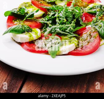 Traditioneller italienischer Caprice Salat Tomate, Mozzarella und Basilikum Stockfoto