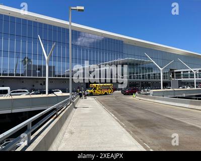 Ein Gebäude spiegelt sich in einem anderen am LAX, Los Angeles International Airport, Tom Bradley Terminal, Los Angeles, Kalifornien, USA Stockfoto