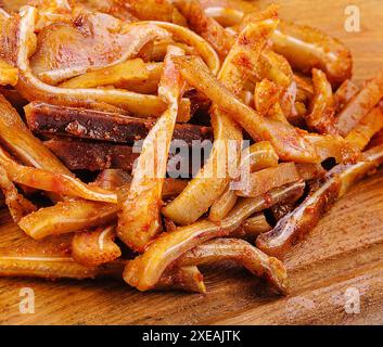 Leckerer Snackteller mit Schweineohren auf weiß Stockfoto