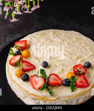 Käsekuchen mit Mohn, dekoriert mit frischen Erdbeeren Stockfoto