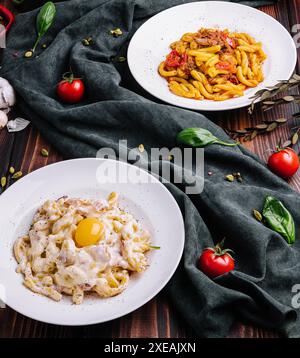 Verschiedene italienische Nudelsorten in Schüsseln Stockfoto