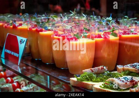 Gazpacho, traditionelle spanische kalte Suppe, serviert als Getränk auf einem Lebensmittelmarkt Stockfoto