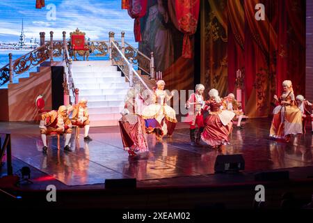 Schauspielerinnen und Schauspieler, die im Musical spielen und singen. Stockfoto