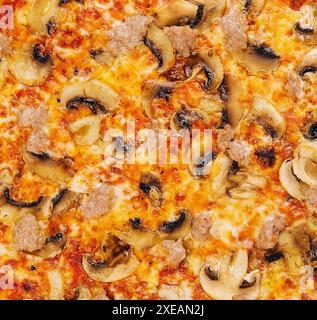 Leckere Pizza mit Hackfleisch von oben Stockfoto