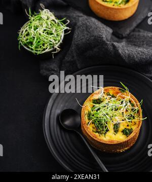 Mini-Quiche mit Kräutern auf Teller Stockfoto