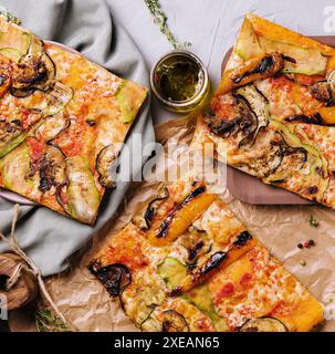 Lange Pizza-Mischung liegt mit Olivenöl Stockfoto