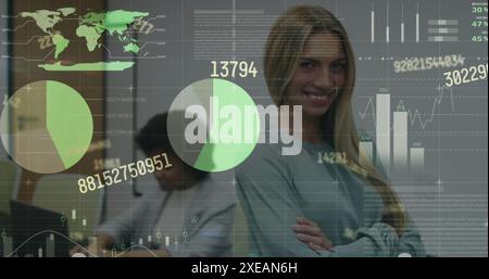 Bild der Infografik über lächelnde kaukasische Frau, die im Büro die Arme überkreuzt hat Stockfoto