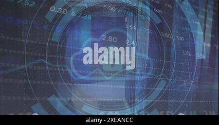 Bild: Vorhängeschloss, Wolke in Ladekreisen und Handelstafel über dem Datenserverraum Stockfoto