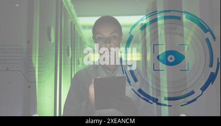 Bild des Auges über der kaukasischen Ingenieurin, die im Serverraum läuft und ein digitales Tablet verwendet Stockfoto