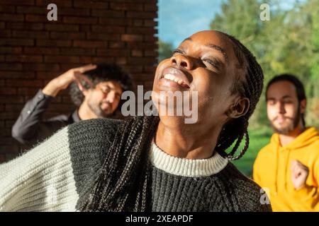 Überschwängliches Lachen in geteilter Gesellschaft Stockfoto